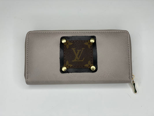 Single Wallet Light grey (black patch, gold hardware) - Patches Of Upcycling