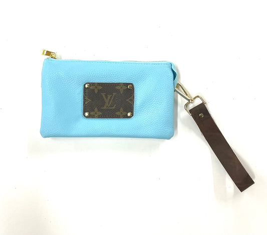 Jill in baby blue (medium patch) with leather strap - Patches Of Upcycling
