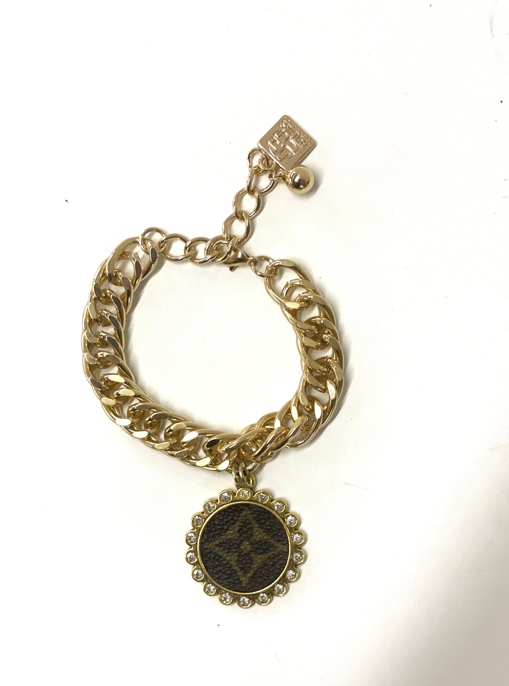Heavy chain bracelet in gold with 25 mm gold pendant - Patches Of Upcycling