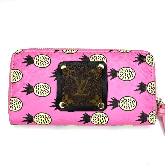 Single Wallet Hot pink with pineapples (black patch, gold hardware) - Patches Of Upcycling