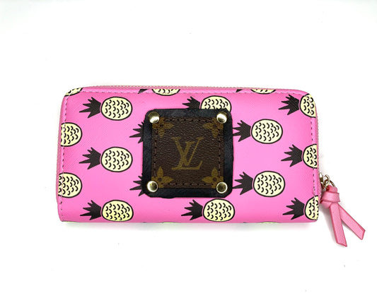 Single Wallet Hot pink with pineapples (black patch, gold hardware) - Patches Of Upcycling