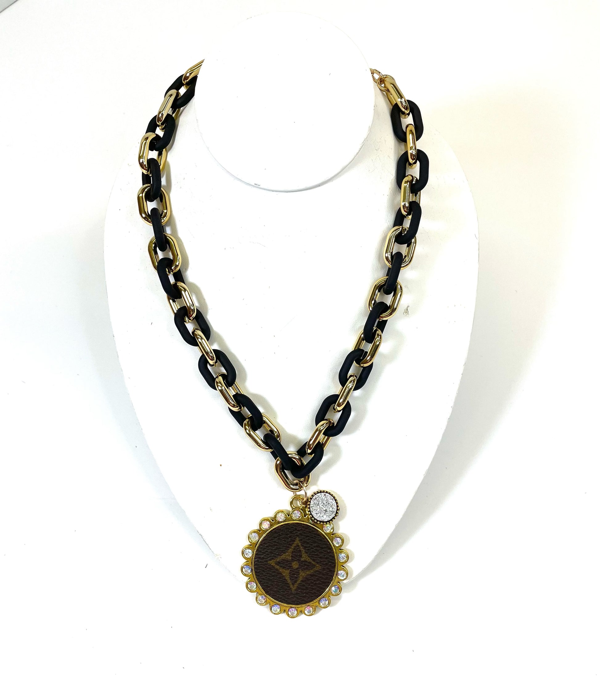 Chain necklace black/gold - Patches Of Upcycling